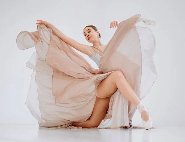 バレエはダンスの最もエレガントなスタイルの一つです。フル長いですショットの魅力的な若いです女性バレリーナ練習で彼女のダンススタジオ. — ストック写真