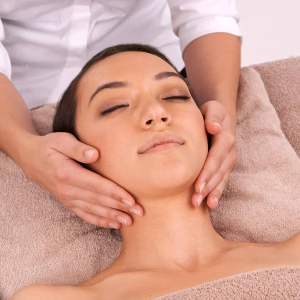 Der Stress ist weg. Aufnahme einer schönen jungen Frau, die eine entspannende Massage genießt. — Stockfoto