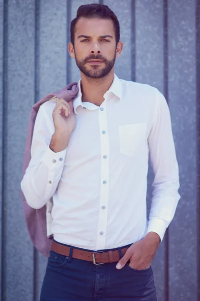 Vestitevi sempre bene ma mantenetelo semplice. Girato di un giovane ben vestito in posa fuori. — Foto Stock