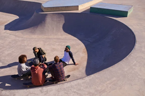 Thuis in de kom. Een foto van een groep vrienden die rondhangen in de zon in een skatepark.. — Stockfoto