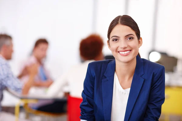 Jeune et ambitieux. Portrait recadré d'une jolie jeune femme d'affaires assise dans son bureau. — Photo