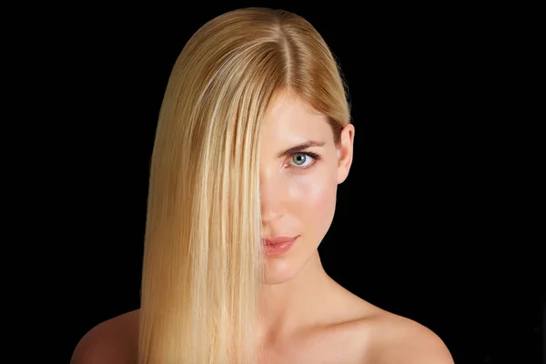 Miękkie i jedwabiste włosy. Portret pięknej blondynki odizolowanej na czarno. — Zdjęcie stockowe