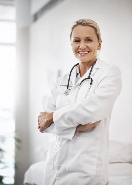 Estou confiante que serás curado. Retrato recortado de uma médica madura trabalhando em seu escritório no hospital. — Fotografia de Stock