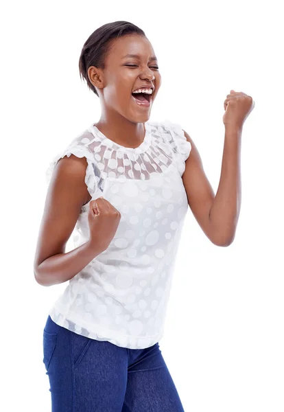Igen, megcsináltam. Egy trendi, fiatal afrikai nő, aki győzelmi táncot jár fehér háttér előtt.. — Stock Fotó