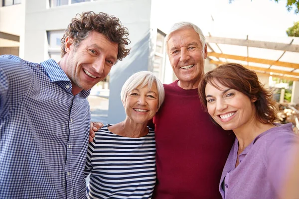 Souriez tous. Tournage d'une famille prenant un selfie à l'extérieur. — Photo