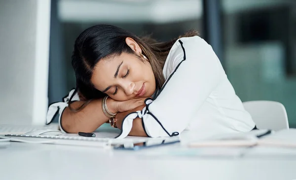 Tomando una siesta rápida. Fotografía de una joven empresaria durmiendo en un escritorio en una oficina. — Foto de Stock