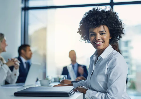 Bereit für einen weiteren Durchbruch in der Vorstandsetage. Porträt einer jungen Geschäftsfrau, die während einer Besprechung im Sitzungssaal sitzt. — Stockfoto