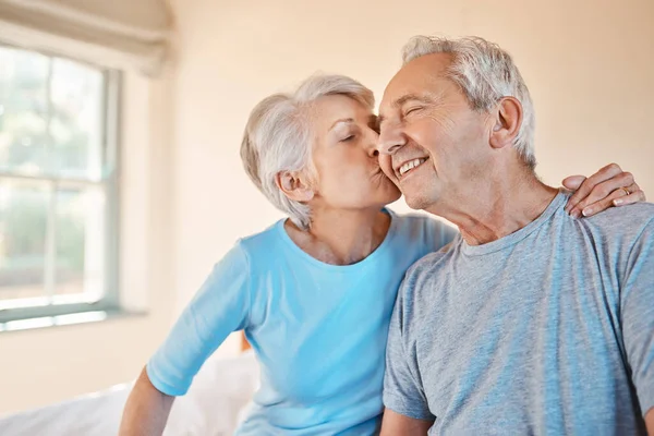 Tu es le meilleur. Plan recadré d'une femme âgée affectueuse embrassant son mari heureux sur la joue dans une maison de retraite. — Photo