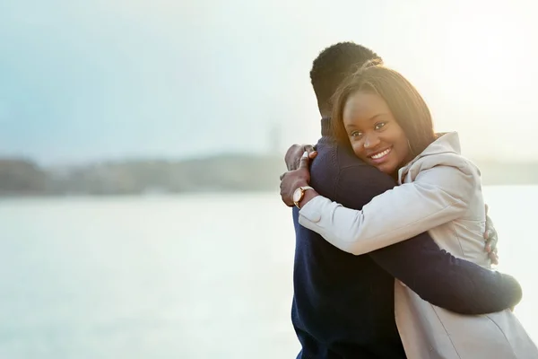 Essere innamorati e 'la sensazione migliore di sempre. Girato di un affettuoso giovane coppia legame insieme all'aperto. — Foto Stock