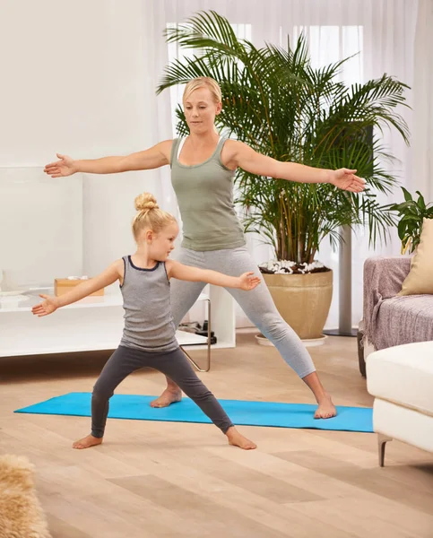 Le yoga n'a aucune limite d'âge. Plan complet d'une mère et sa fille faisant du yoga ensemble. — Photo