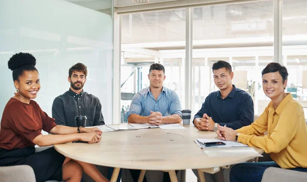 Були тут, щоб довести досконалість нашої компанії. Портрет групи бізнесменів, які зустрічаються в офісі . — стокове фото