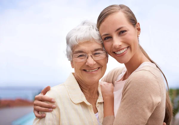 De har ett perfekt förhållande mellan mor och dotter. Porträtt av en tillgiven mor och dotter som står utomhus. — Stockfoto