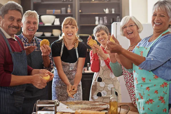 Goede koks hebben altijd vrienden. Opname van een groep senioren die een kookles bijwonen. — Stockfoto