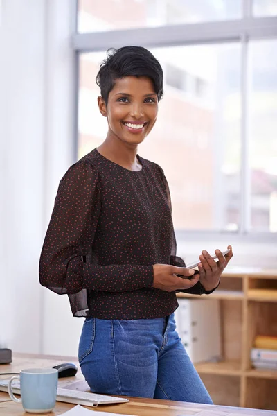 En ny dag, en ny möjlighet till framsteg. En vacker ung kvinna som håller en tavla på sitt kontor. — Stockfoto