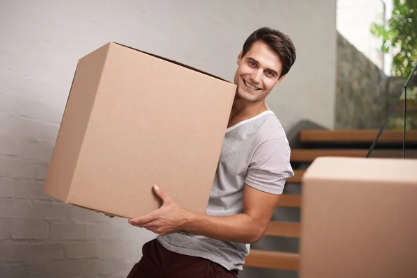 Yeni evime gitmek için sabırsızlanıyordum. Evinde karton kutuları taşıyan mutlu bir genç adam.. — Stok fotoğraf