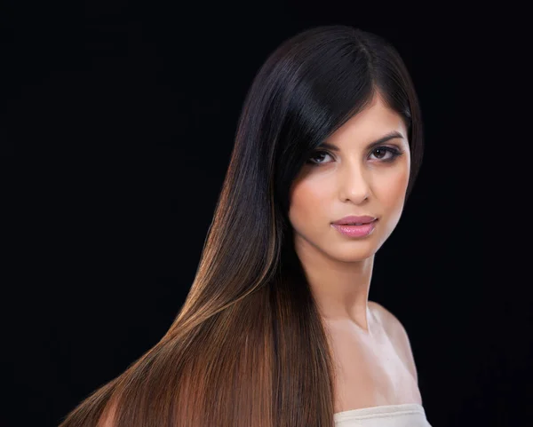 Haare und Schönheit unübertroffen. Studioaufnahme eines schönen brünetten Modells mit wunderschönen langen Haaren. — Stockfoto