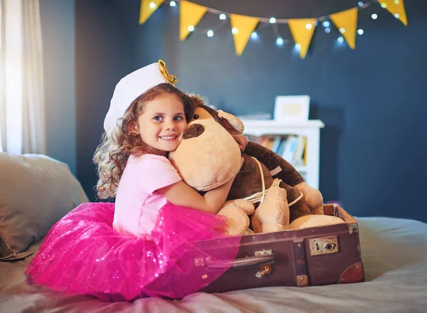 Sulla strada per la terra dei falsi credenti. Ritratto di una bambina adorabile vestita da marinaio e che gioca sul letto di casa. — Foto Stock
