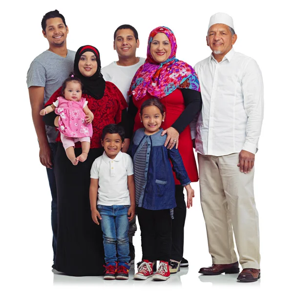 家族全員だよ。白に隔離された複数世代のイスラム教徒の家族のスタジオ肖像画. — ストック写真