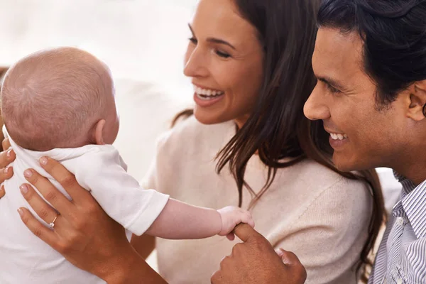 De nieuwste toevoeging aan de familie. Gehakt schot van een aanhankelijk paar en hun pasgeboren baby. — Stockfoto