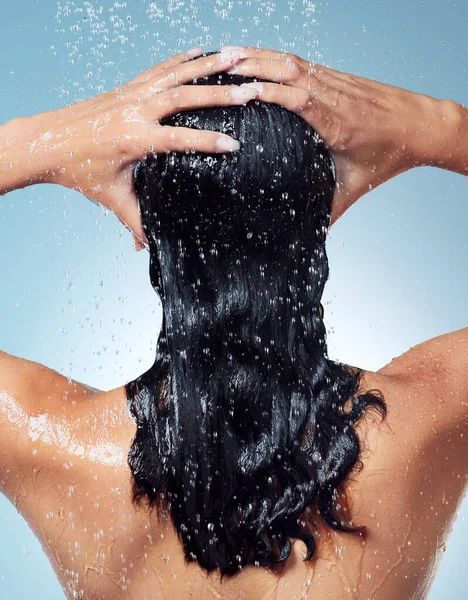 Ne jamais sauter conditionneur. Prise de vue d'une femme méconnaissable se lavant les cheveux pendant sa douche matinale. — Photo