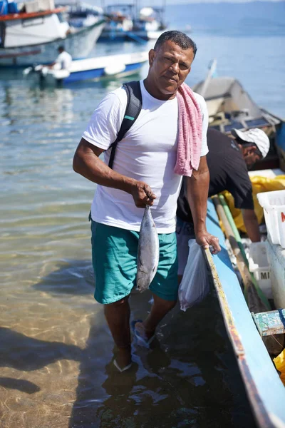 A pesca é a minha vida. Retrato de um pescador em pé na água ao lado de seu barco. — Fotografia de Stock