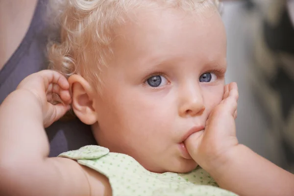 Ze is zo schattig. Een schattige jonge peuter met krullend blond haar. — Stockfoto