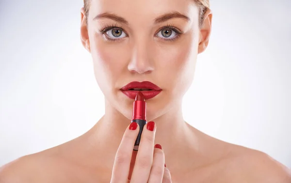 El rojo es el color del deseo. Retrato de una atractiva joven con lápiz labial rojo brillante y esmalte de uñas. — Foto de Stock