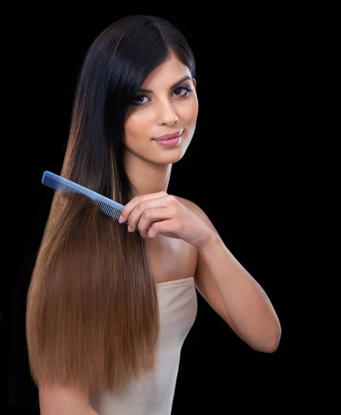 Vlasy a krása jsou nesrovnatelné. Nádherná mladá žena česání její dlouhé a lesklé vlasy. — Stock fotografie