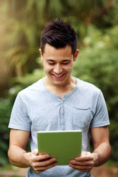 彼はいつも技術を持っている。外のデジタルタブレットを使ってハンサムな若い男のショット. — ストック写真