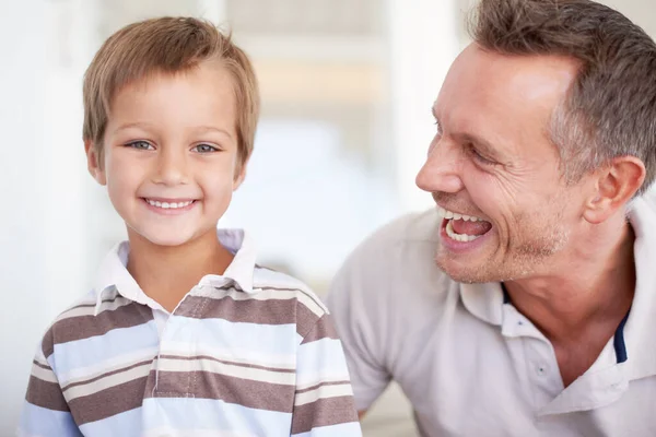 Rapazinho dos pais. Retrato de um pai e filho felizes. — Fotografia de Stock