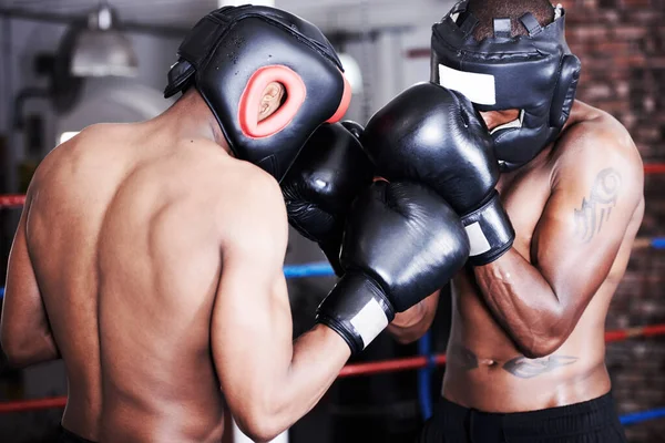 Navzájem si vylepšovat hru. Dva boxeři v ochranném obleku spolu bojují.. — Stock fotografie