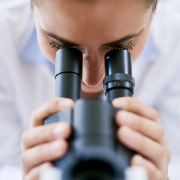 Avançando a ciência médica. Fotografia de uma jovem cientista usando um microscópio em um laboratório. — Fotografia de Stock