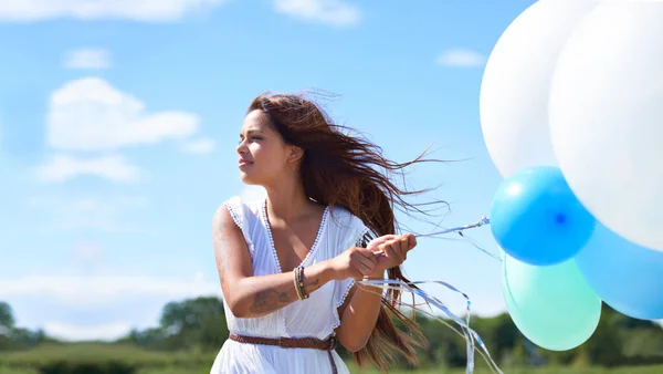 Disfrutando el día con sus globos. Cortado tiro de una hermosa mujer joven tatuada sosteniendo globos. — Foto de Stock
