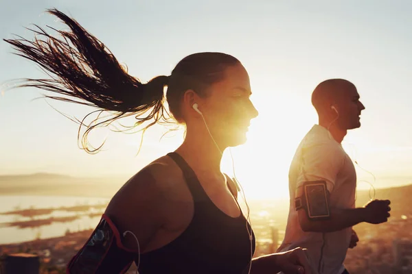 朝のジョギングのために早く起きなさい。屋外で運動する若いカップルのショット. — ストック写真
