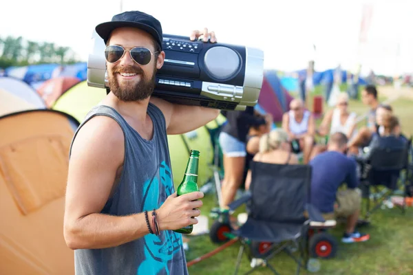 Rocken mit meiner Boombox. Aufnahme eines Mannes, der eine Boom-Box auf der Schulter trägt und auf einem Outdoor-Musikfestival ein Bier trinkt. — Stockfoto