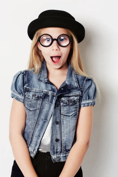 Arcot vágok. Egy fiatal lány portréja nagy kerek szemüvegben pózol a stúdióban.. — Stock Fotó