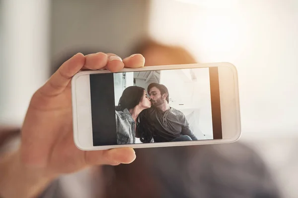 Des selfies sucrés avec la chérie. Tourné d'un beau jeune couple passant du temps de qualité à la maison. — Photo