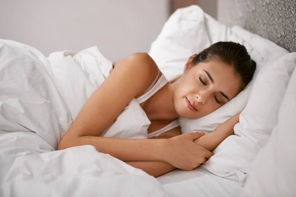 Adoro il sonnellino. Girato di una bella giovane donna che dorme nel suo letto. — Foto Stock