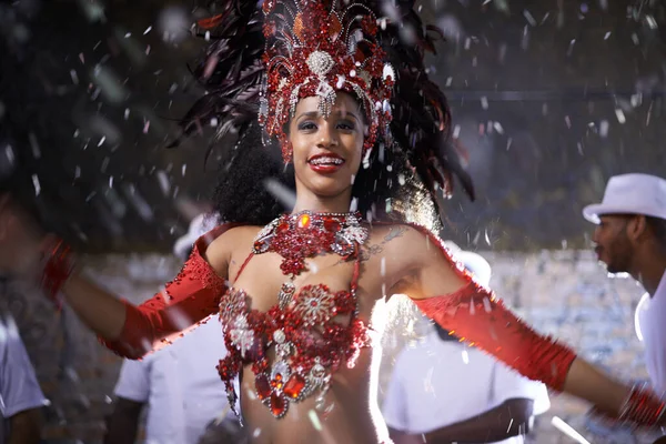 Je to syčící samba královna. Vystřižený záběr krásné samby tanečnice vystupující v karnevalu se svou kapelou. — Stock fotografie