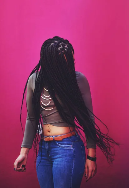 Vidas demasiado cortas para tener el pelo aburrido. Foto de una joven con trenzas posando sobre un fondo rosa. —  Fotos de Stock
