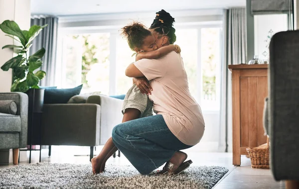 Abbraccialo. Girato di una madre e un bambino che si abbracciano a casa. — Foto Stock