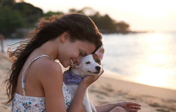 Eres mi buen chico. Foto de una joven atractiva disfrutando de la playa con su perro. —  Fotos de Stock