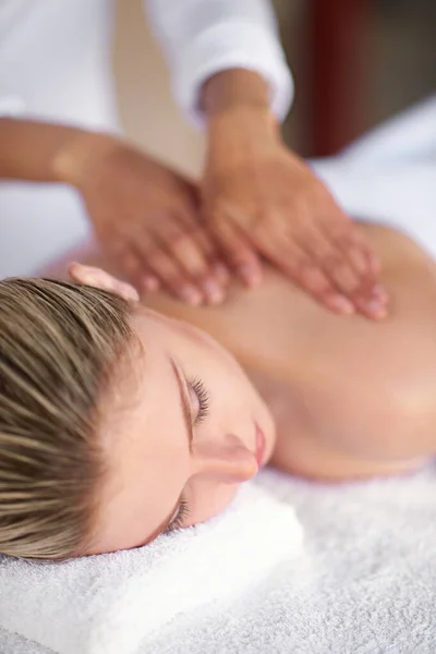 Onde o estresse termina e relaxamento começa.... Tiro de uma jovem mulher desfrutando de uma massagem no spa. — Fotografia de Stock