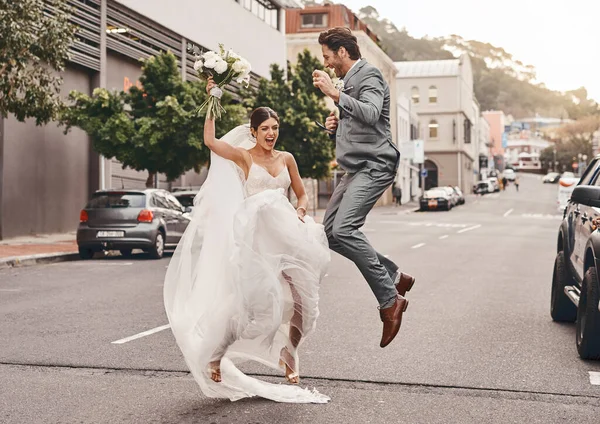 Nada é melhor do que casar com o teu melhor amigo. Tiro de um belo casal na cidade no dia do casamento. — Fotografia de Stock