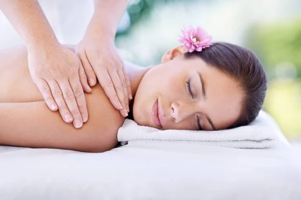 Att bli bortskämd. Beskuren bild av en attraktiv ung kvinna njuter av en avkopplande massage. — Stockfoto