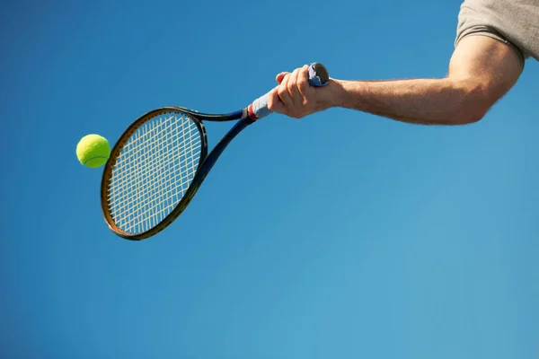 그리고 돌아 와. 라켓으로 테니스 공을 치는 팔 의총 성. — 스톡 사진