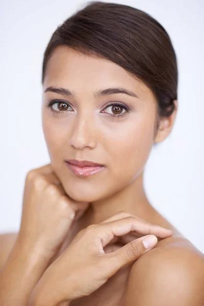 La piel impecable la hace innegablemente hermosa. Una hermosa joven sintiendo su suave y suave piel en un rodaje de estudio. — Foto de Stock