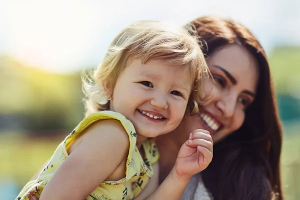 Elle est trop adorable. Tourné d'une mère se liant avec sa petite fille à l'extérieur. — Photo