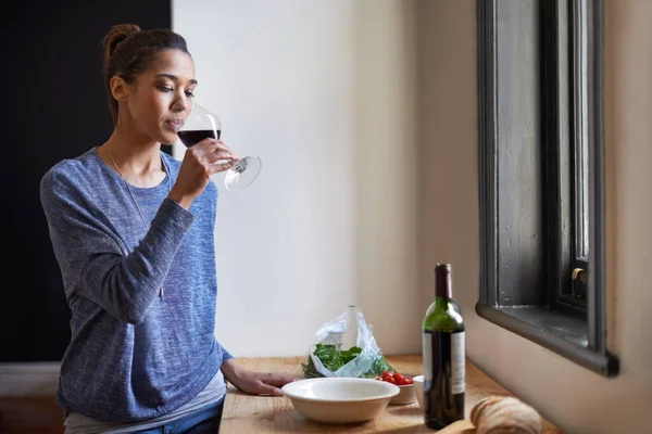 ワインのグラスの時間です。若い女性がワインを飲む. — ストック写真