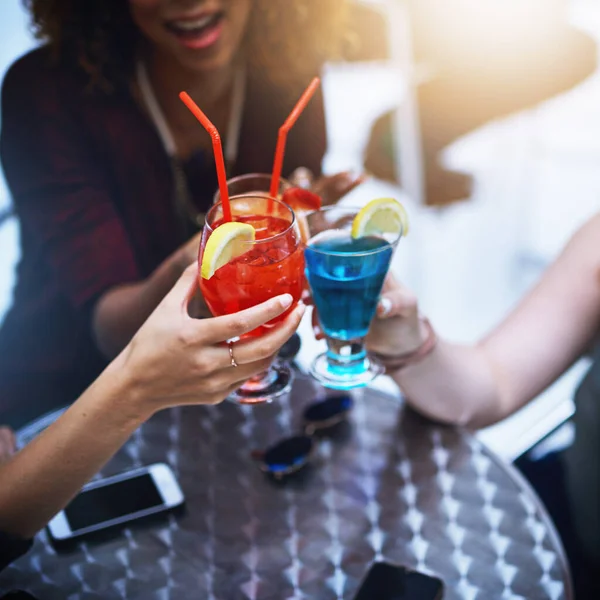 Tienen algo que celebrar. Recorte de un grupo de amigos tomando bebidas juntos en una fiesta. — Foto de Stock
